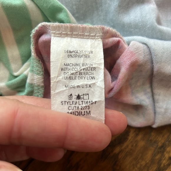 Size medium womens top - Picture 3 of 3